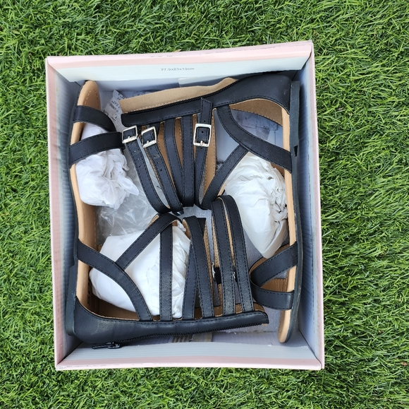 Brand new!! Soda shoes. Black, size 7. You will love these!! - Picture 5 of 10